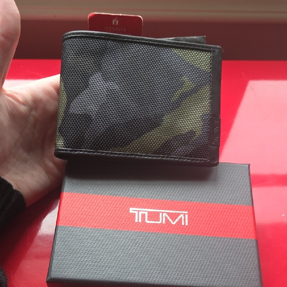 Tumi Black and Green Key & Card Holder
